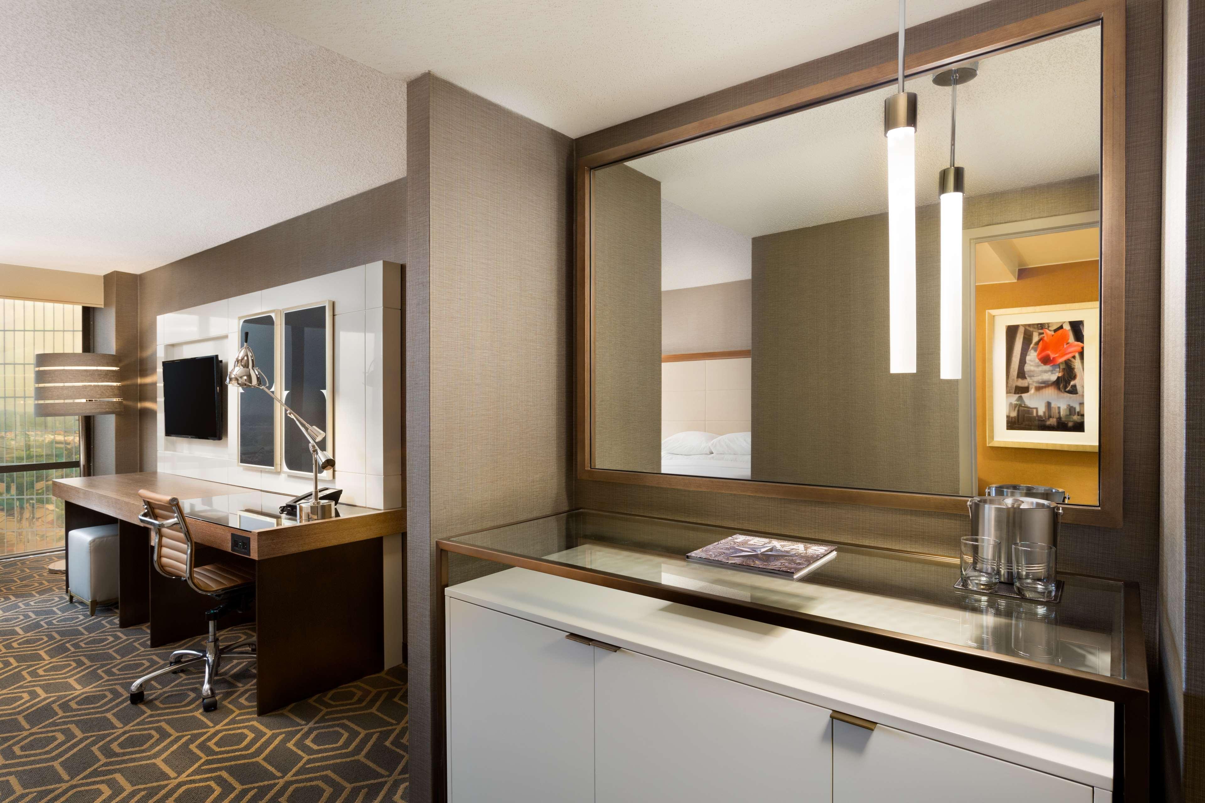 Doubletree By Hilton Hotel Dallas Campbell Centre Bagian luar foto